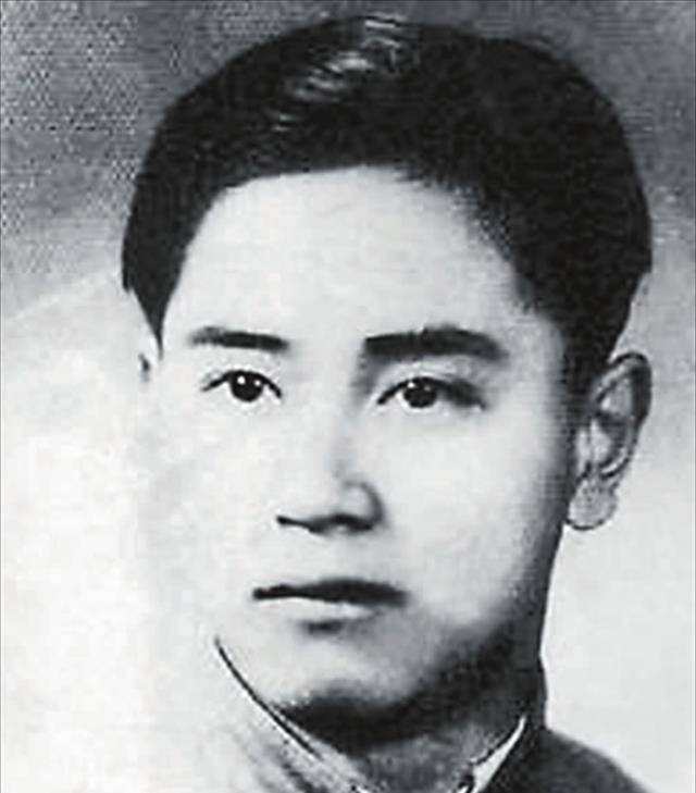 罗广文嘬嘬牙花子,也怕背上"通共的黑锅",就告诉徐远举:"我这个弟弟