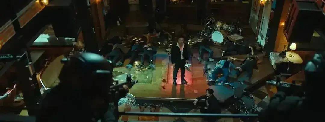 如"监狱澡堂猛男互殴","西装暴徒残酷虐杀"等刺激桥段