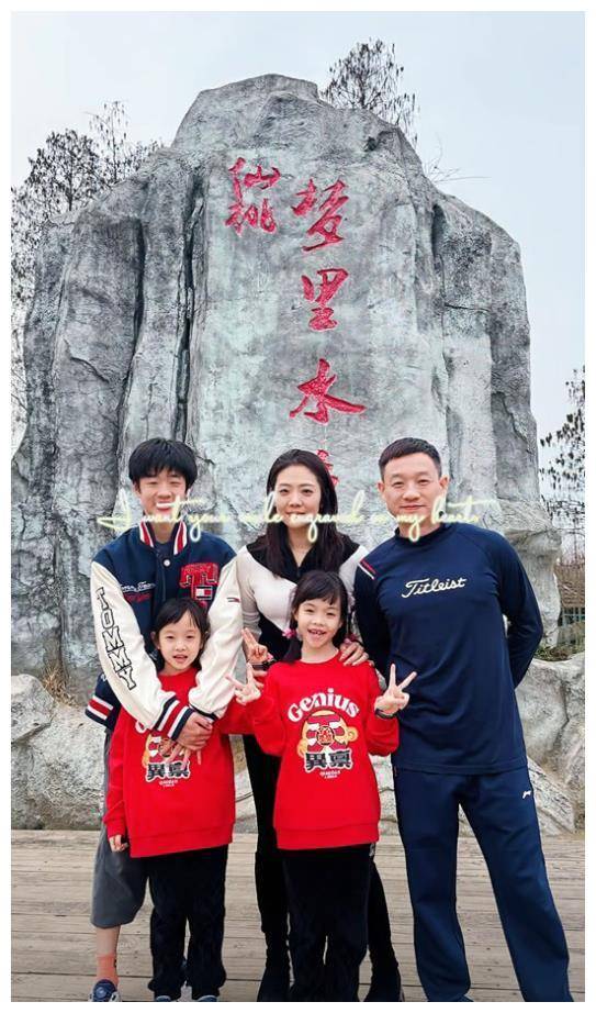 杨威带妻女归乡,双胞胎女儿相貌身高大不同,两鬓斑白显疲态_杨云_杨洋