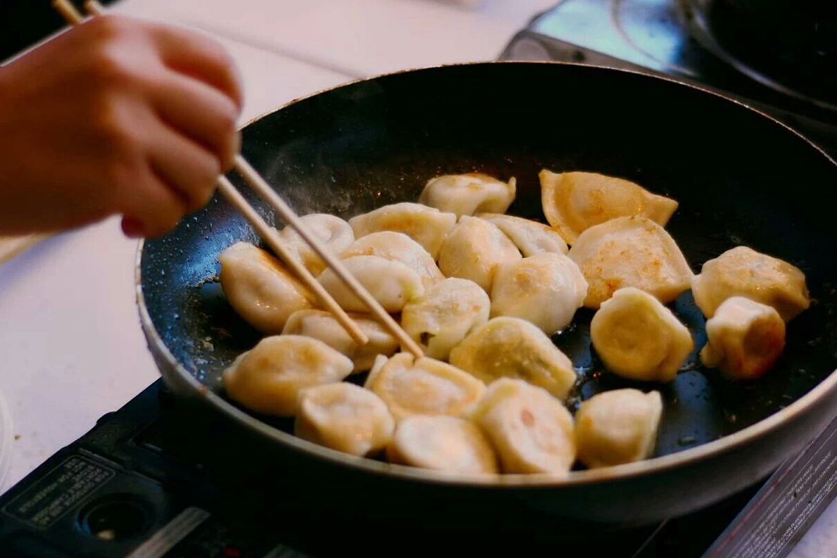 煎餃子時,不要只放油,多加一點它,餃子不粘鍋,不破皮