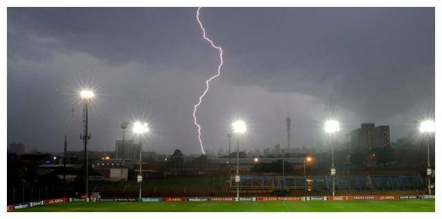 这些事故提醒着运动员们在户外运动时要注意天气条件,特别是在暴雨