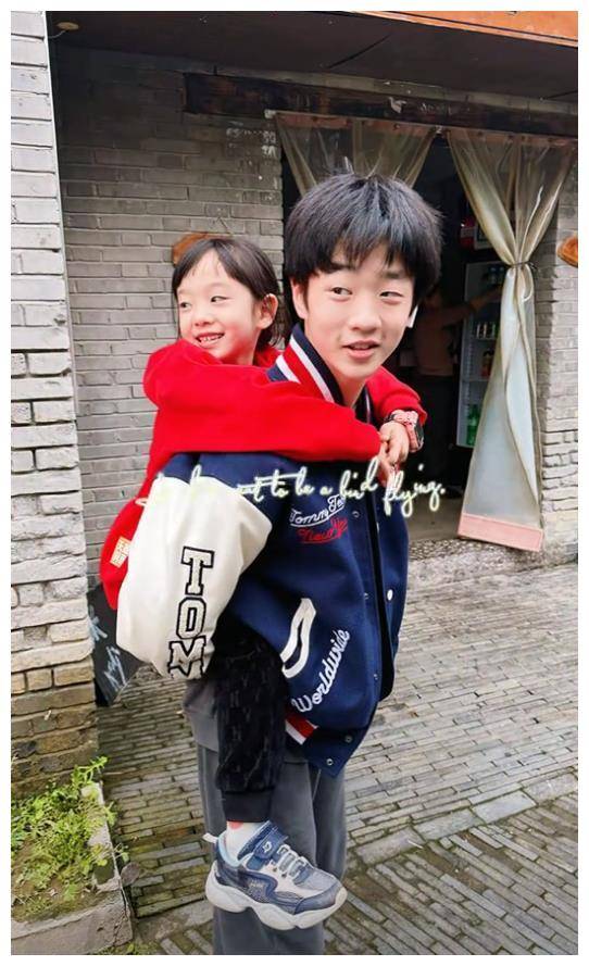 杨威携妻儿回老家,双胞胎女儿大不同,颜值,身高差距!