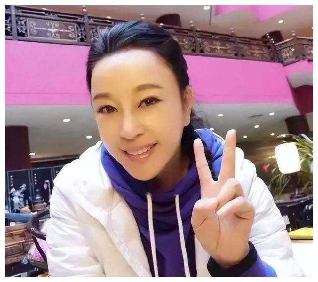 刘晓庆惊艳登场:素颜现大脑门,依旧漂亮如花,不服老!