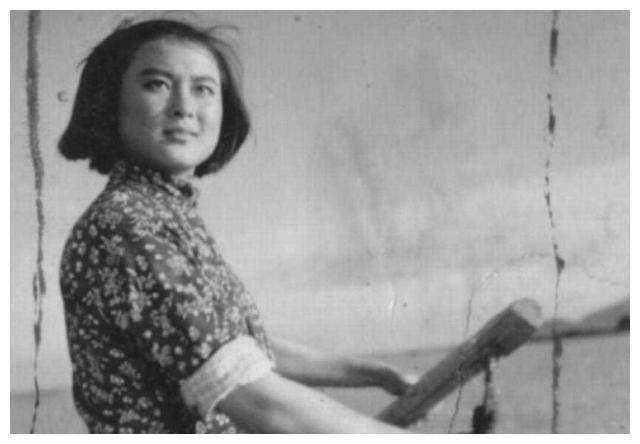 83岁演员梅向退休生活曝真相,令人心痛,伤痛终浮出