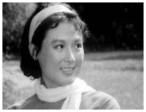 83岁演员梅向退休生活曝真相,令人心痛,伤痛终浮出