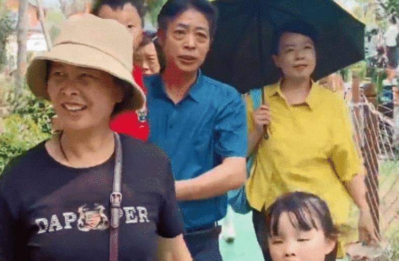 田静晒国庆全家游玩照,和老公郭威合影,不顾公公婆婆引热议_许敏_夫妇