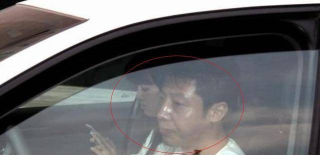 电视主持涂经纬,为嫁豪门分手相恋4年撒贝宁,如今40岁