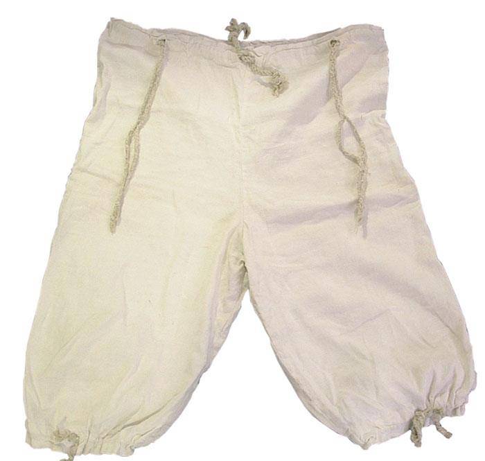 而这种衣服后来随着文艺复兴运动,传到了西欧,慢慢地被改装成更加