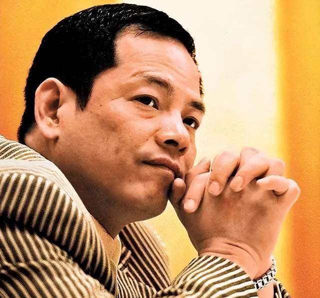 黑帮头目崩牙驹被捕后,小弟疯狂反扑,三天实施了近100起纵火案_尹国驹