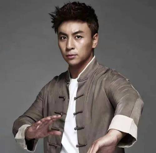 六位长大的童星:有人长残不红了,有人为红动脸,整没整一目了然_释小龙