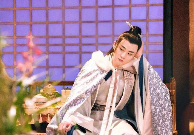 在很多观众心目中,余少群一直都是风度翩翩的白面小生气质,说到余少群