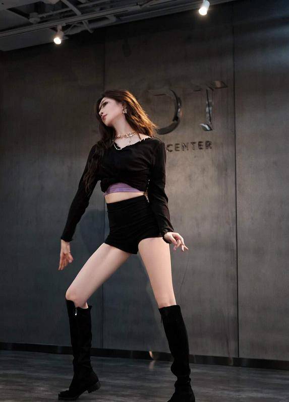 江疏影最新舞蹈造型,全黑搭配尽显小蛮腰,大长腿又酷又时尚