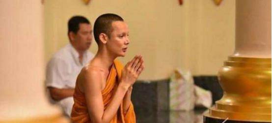 她曾是泰国最美"人妖皇后",为恢复男儿身,出家当了