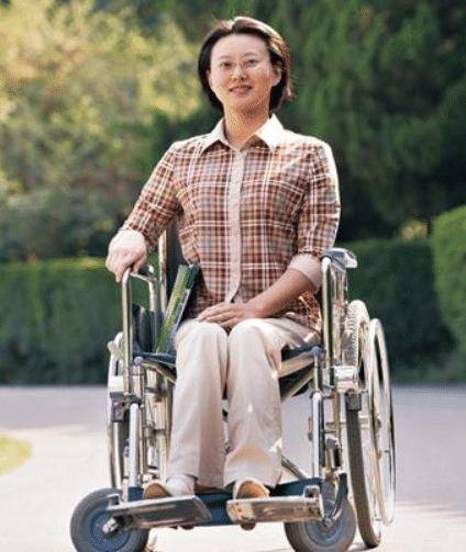安徽女孩因误诊瘫痪,29岁成为轮椅美女博士,如今是_侯