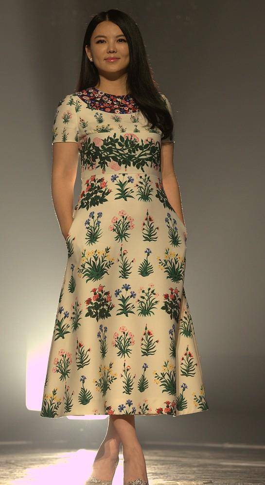 李湘的小脸还真是逐渐圆润了,穿着一身时尚长裙,还挺有女人味的_礼服