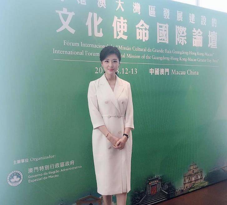 除了在职业领域的突出表现,劳春燕还以其热心公益的一面受到社会的