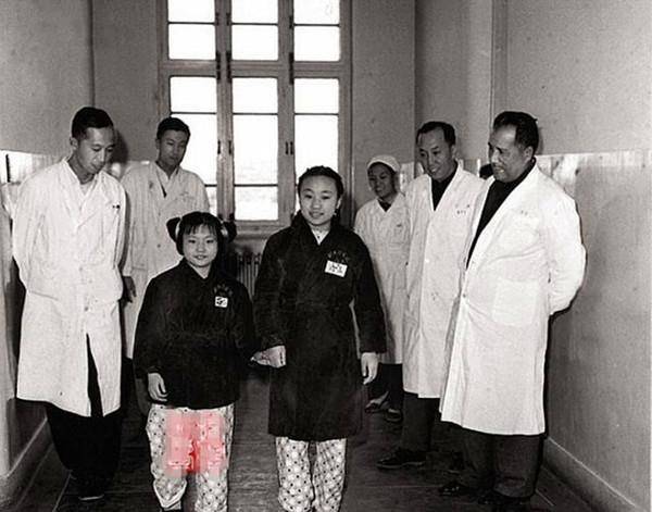 紧急送医后,由于冻伤严重,只能将姐姐龙梅的左脚拇截肢,而妹妹玉荣