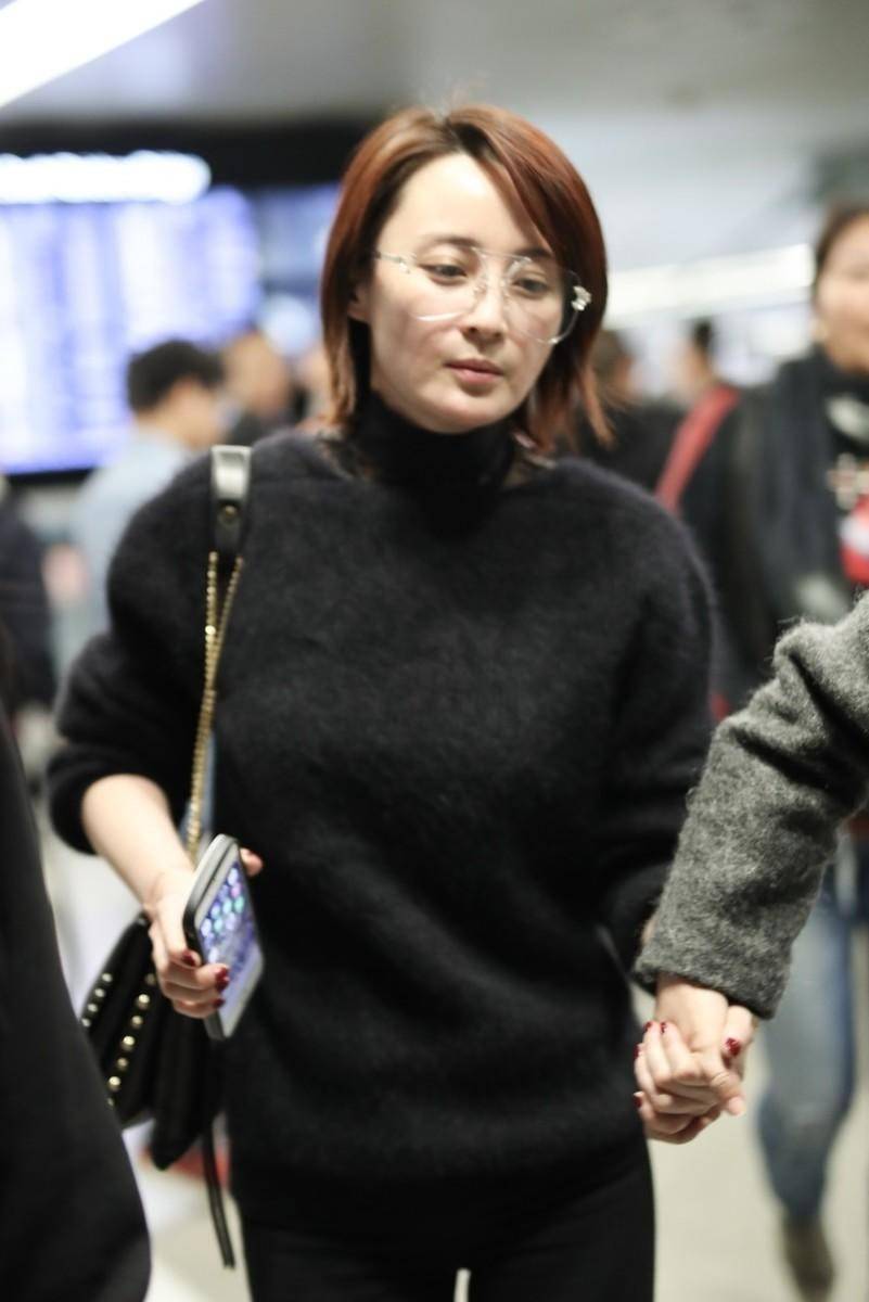 48岁蒋勤勤真敢穿,本以为一身黑很低调,不料转身后好"