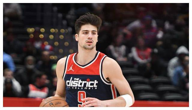 在2020年的nba选秀大会上,阿夫迪亚在第一轮第九顺位被奇才队选中.