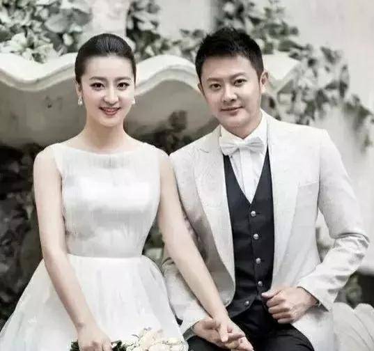 印小天太悲惨,妻儿离奇失踪,兄弟离心,边潇潇被网友说是害人精_哈琳娜