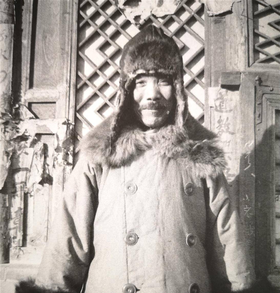 绥战打响之后,伪蒙军在百灵庙驻扎了大批人马,囤积了大量军用物资.