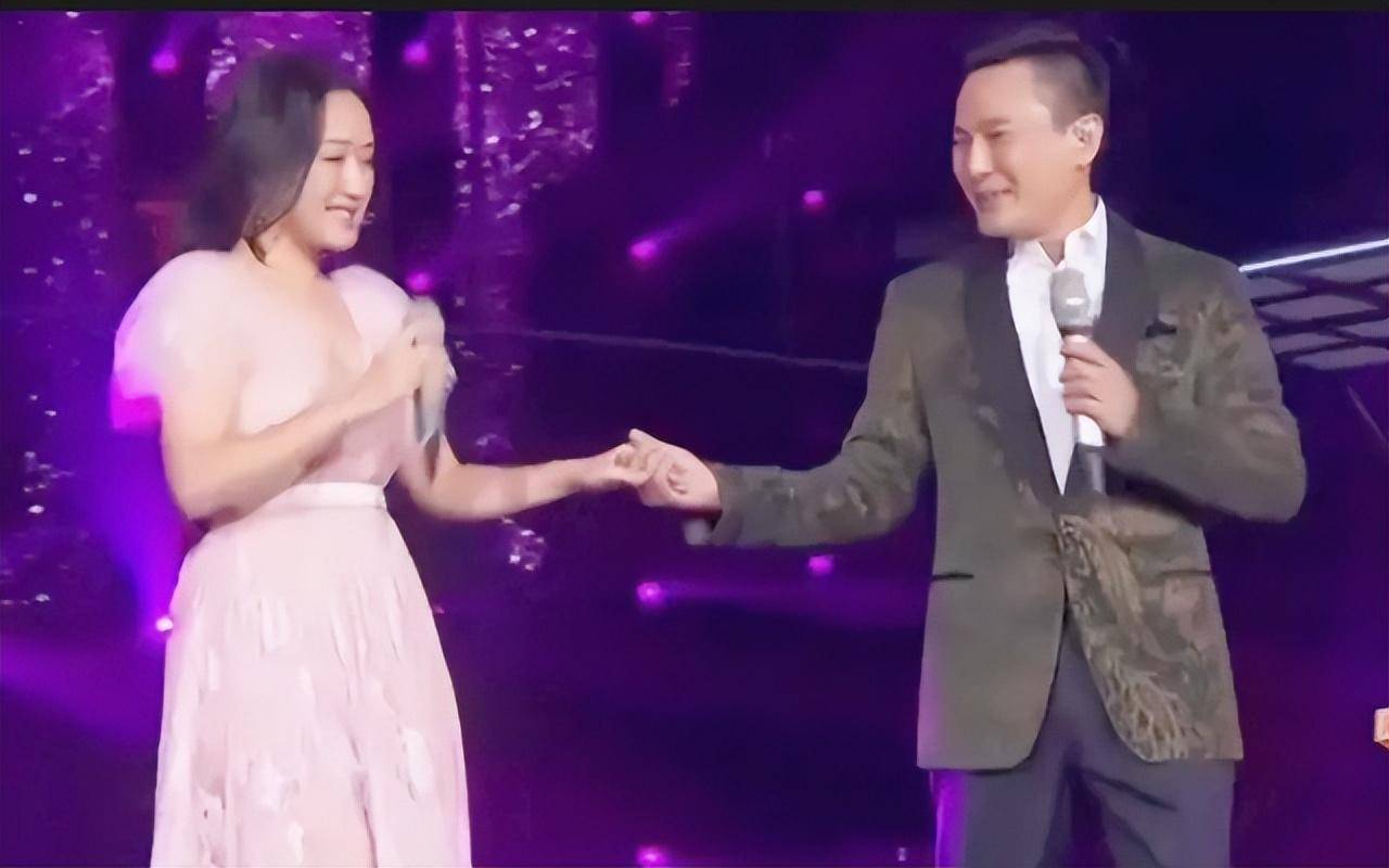 但由于张信哲的不平凡,也导致张信哲时刻都被眼睛盯着.