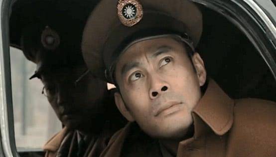 《新亮剑》楚云飞离开大陆时,怀里的老婆颜值不输田雨