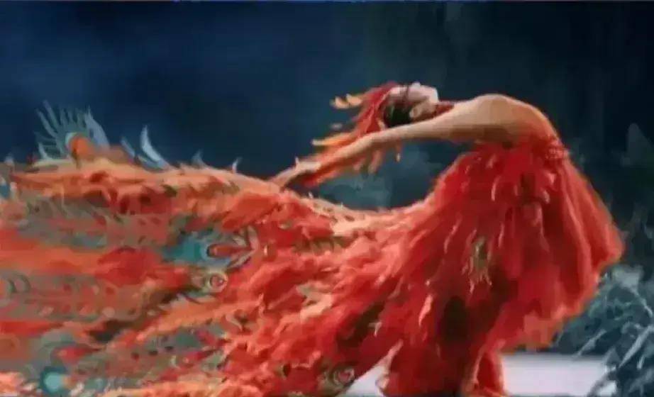 被杨丽萍的表演震撼了,眼妆都是化的孔雀_生活_凤凰_梦想