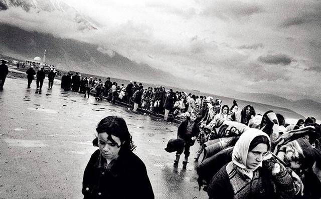 当时约有30万阿尔巴尼亚人逃亡国外,占了全国人口的10%.