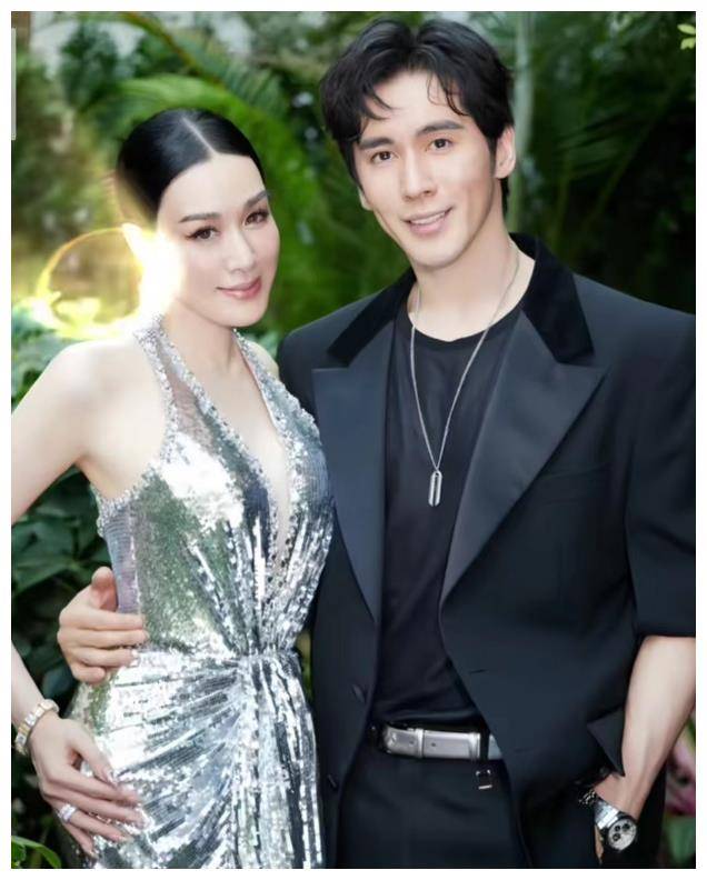 钟丽缇展示出了自己的美丽和自信,无论年龄如何增长,她都能够保持青春