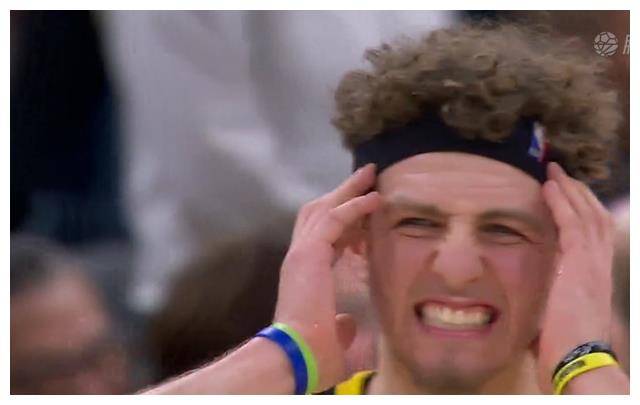 克莱汤普森在比赛中的脱轨行为,不仅让球迷扼腕,更引起了球队内部的