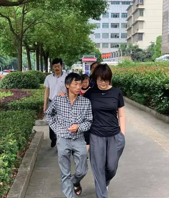 袁立:当年端庄的"杜小月",今变成和民工搂肩搭背的"爷们儿"_婚姻_病人