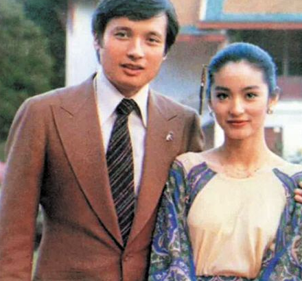 林青霞回来后,秦汉终于离婚了,他们可以正大光明的在一起,甜甜蜜蜜的