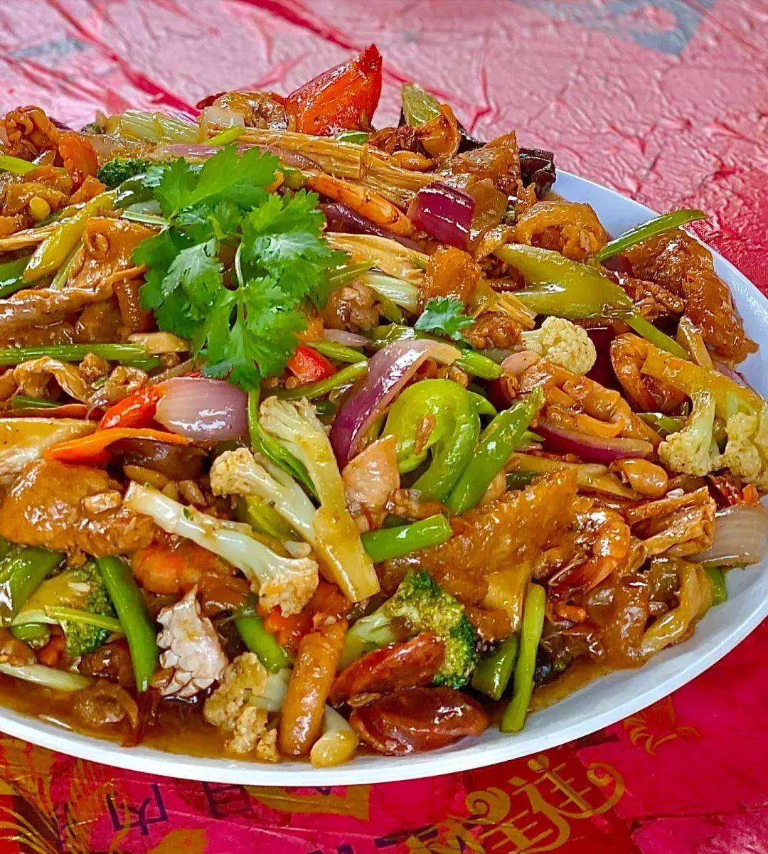全家福的味道鲜香,肉质软嫩,食材丰富,是一道集海南各地风味于一身的