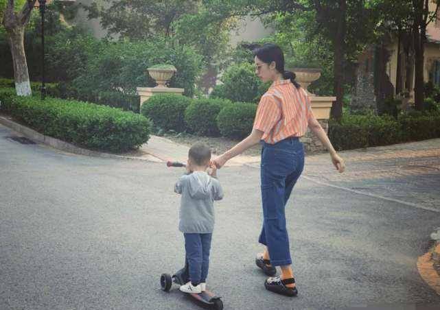 孙俪为6岁女儿庆生,只字不提邓超,两人还准备要三胎?_小花_妹妹_时候