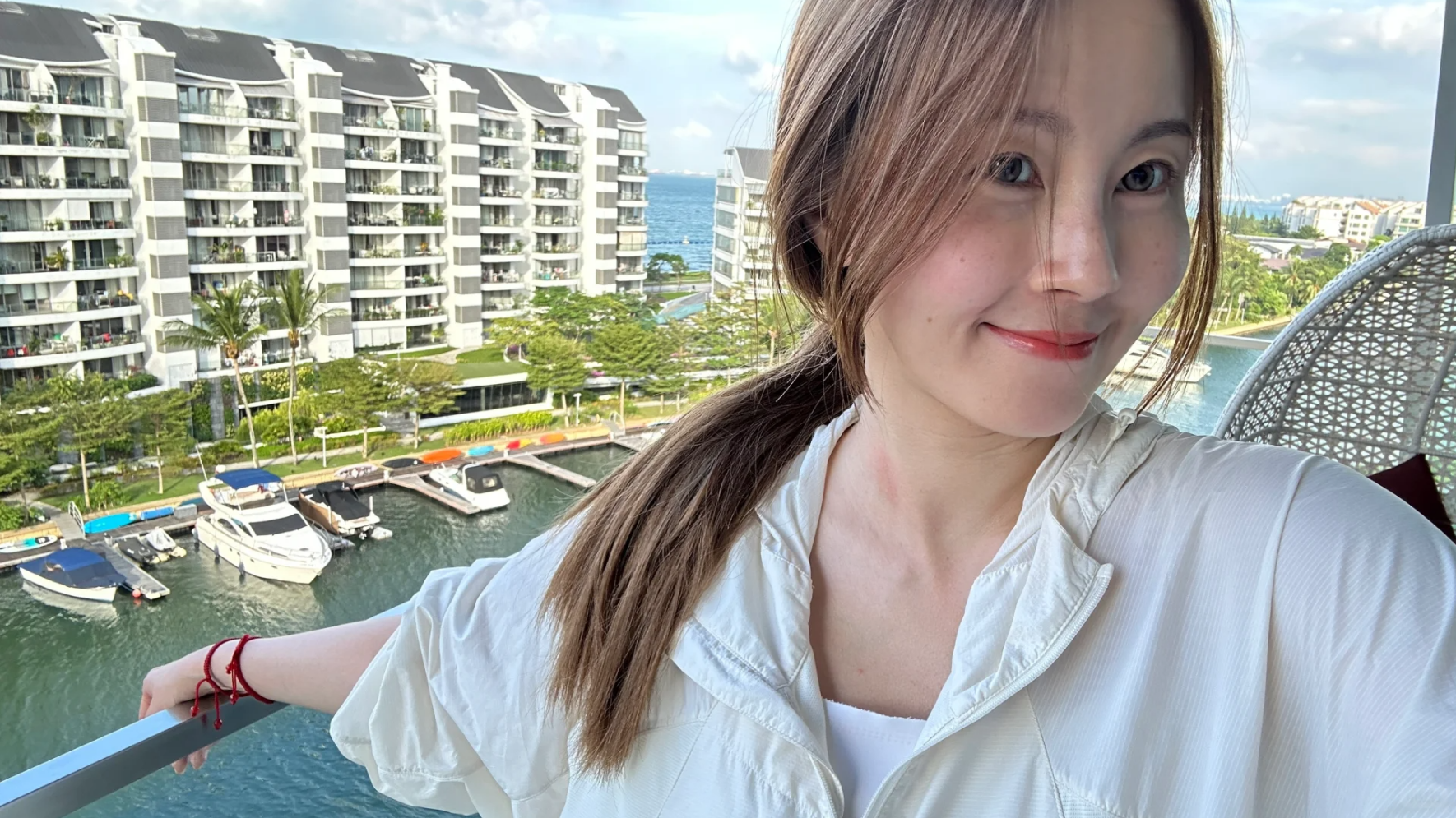 傅颖无惧素颜示人,雀斑照曝光引热议,眼皮下垂难掩岁月痕迹_人们_容貌