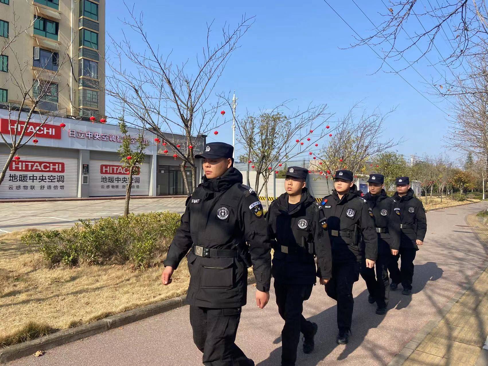 咸安特巡警这样守护新年_节日_警灯_城市