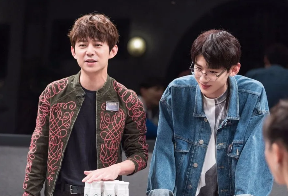 何炅帮白敬亭擦脸引发热议,网友质疑热搜背后的动机_服务_评论_一个人