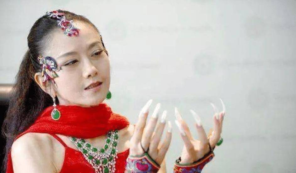 杨丽萍爱徒,年薪百万却无人愿嫁他,46岁活成一名"巨婴"