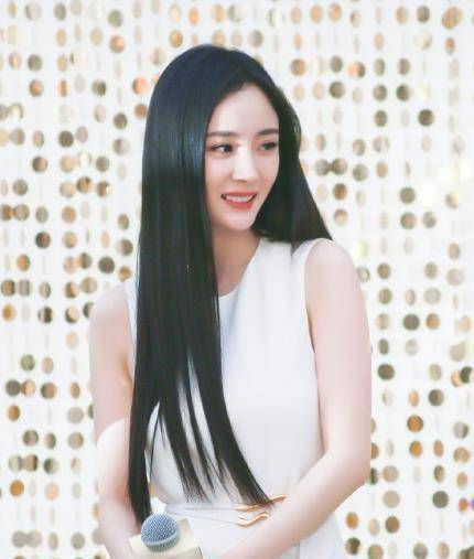 杨幂上海路透曝光,穿白裙气质优雅,黑长直显女神风范_活动_造型_状态