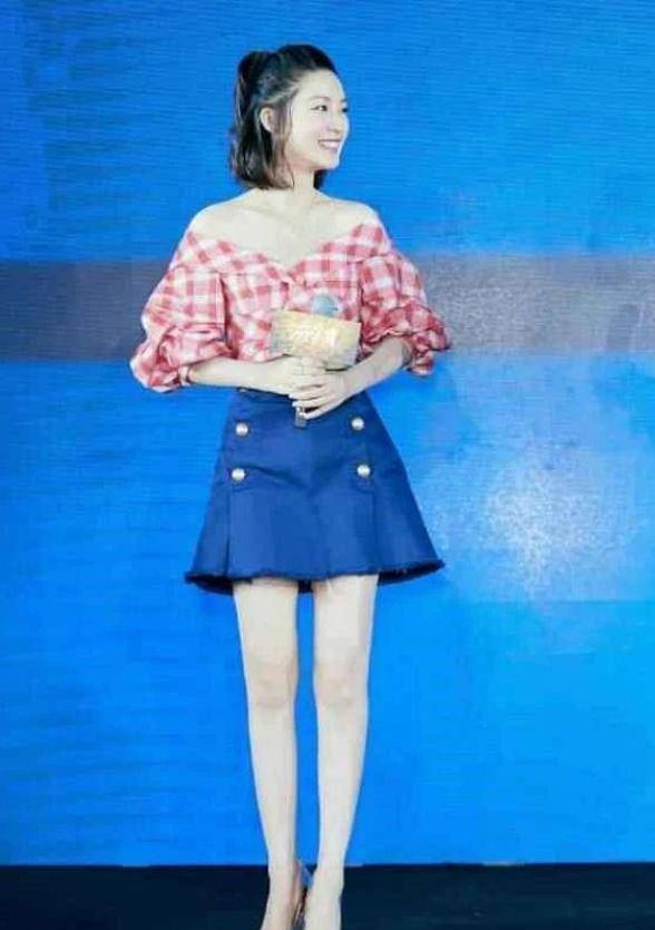 李沁的裙子比外套还短,白色紧身裙配西装,怎么这么好看_显得_衣服