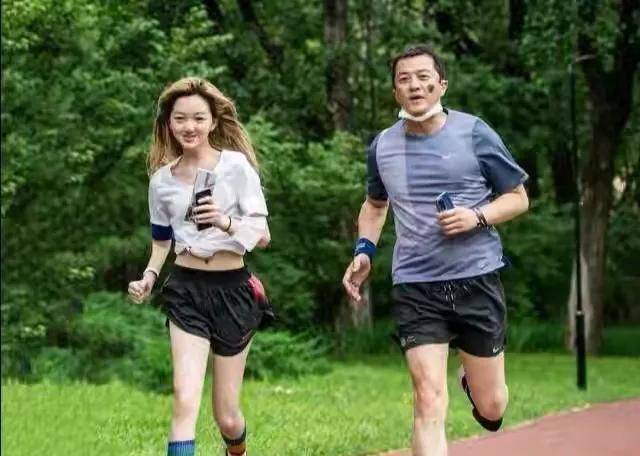 6月2日,李亚鹏带着女儿参加了一个公益活动,父女俩站在c位,李嫣也非常
