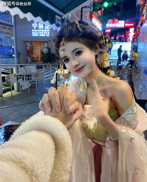 被质疑身材太假,"狗头萝莉"实测三围,网友:转呼啦圈练出来的_网络