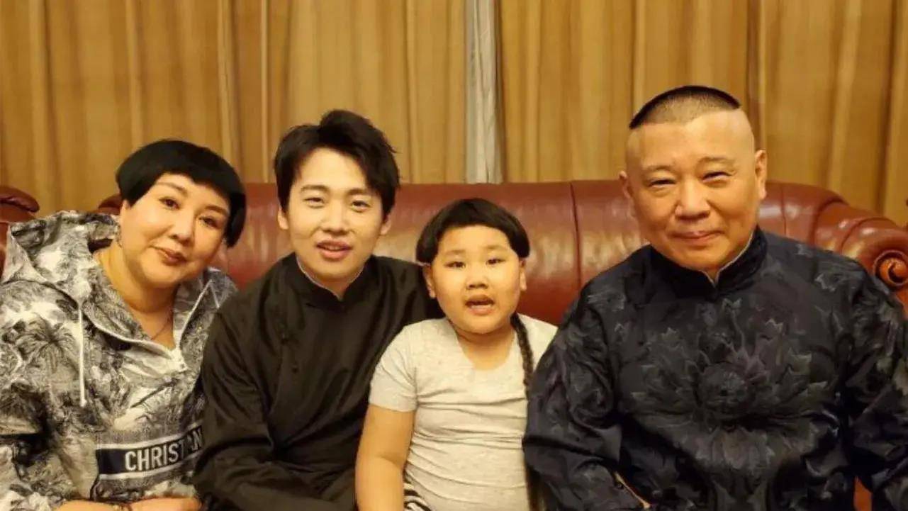 岳云鹏和郭德纲郭麒麟父子聚会,三人中老郭最瘦,桌上食物引热议_一大