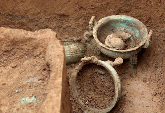 民国时期农民挖到唐朝文物,当场就砸直呼晦气,他挖到了什么_东西