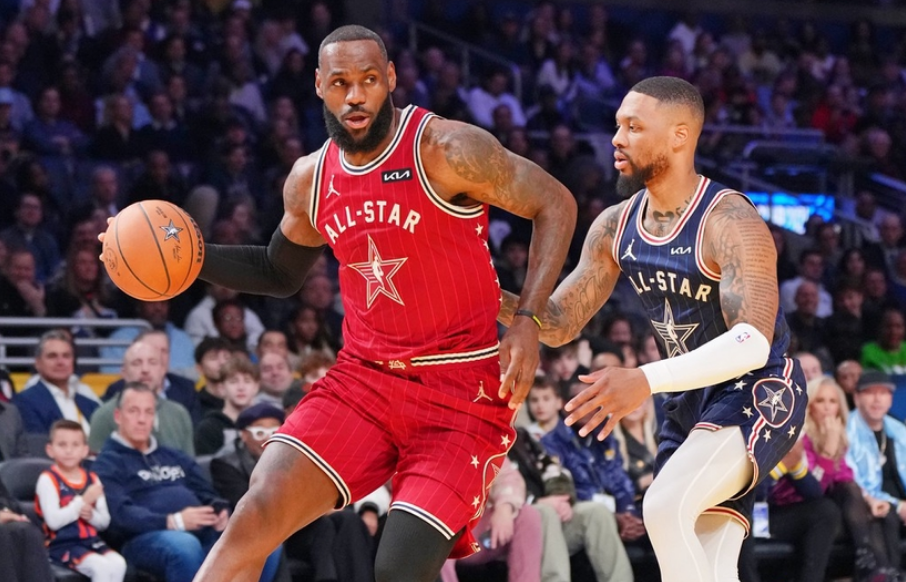 全明星正赛:东部轰211分轻取西部破纪录 利拉德39分荣膺mvp_詹姆斯