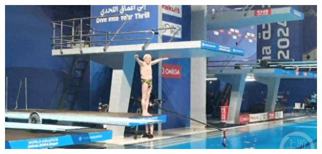 重庆裁判掌声爆表！伊朗百岁老人跳水冠军，现场嘉宾误以为打分