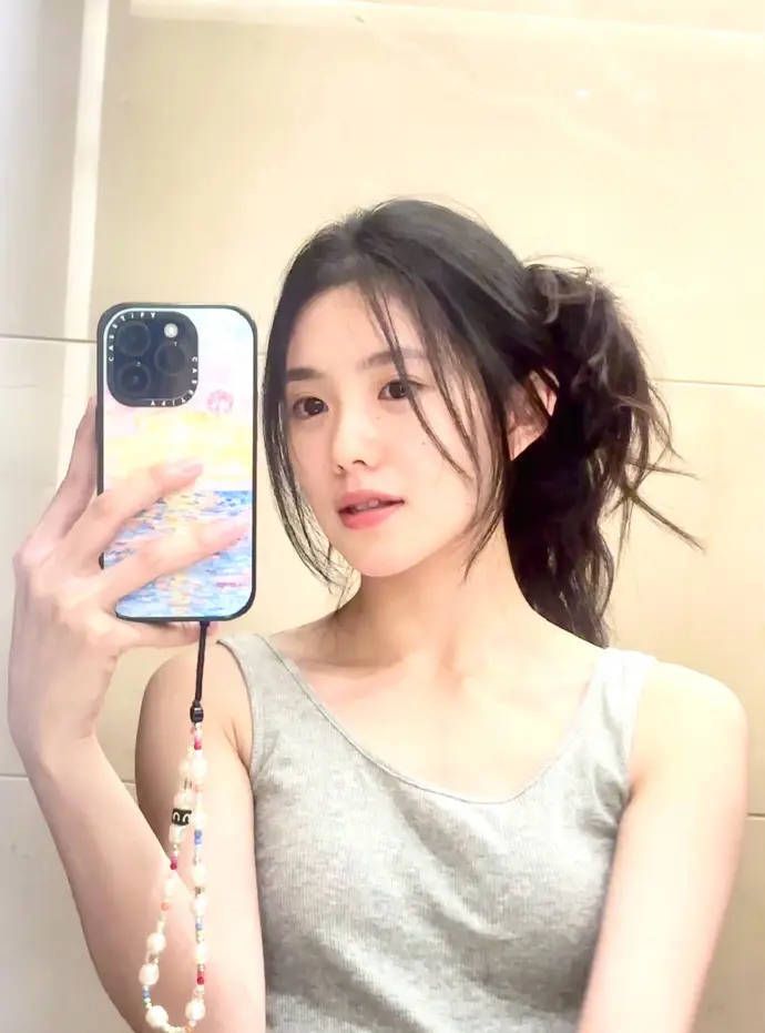 刘浩存胆子真大,穿着背心内衣在浴室自拍,手臂压在胸侧诱惑力满满