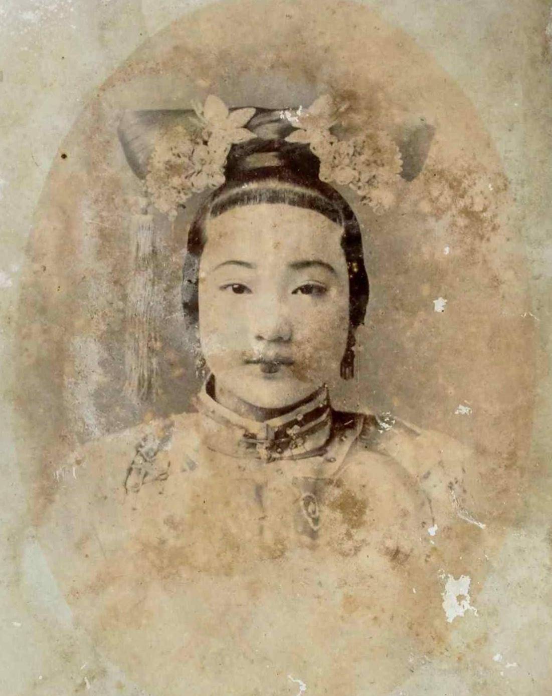 把珍妃的照片全部清理了,而宫中也是如此,在清理珍妃遗物的时候,谁也