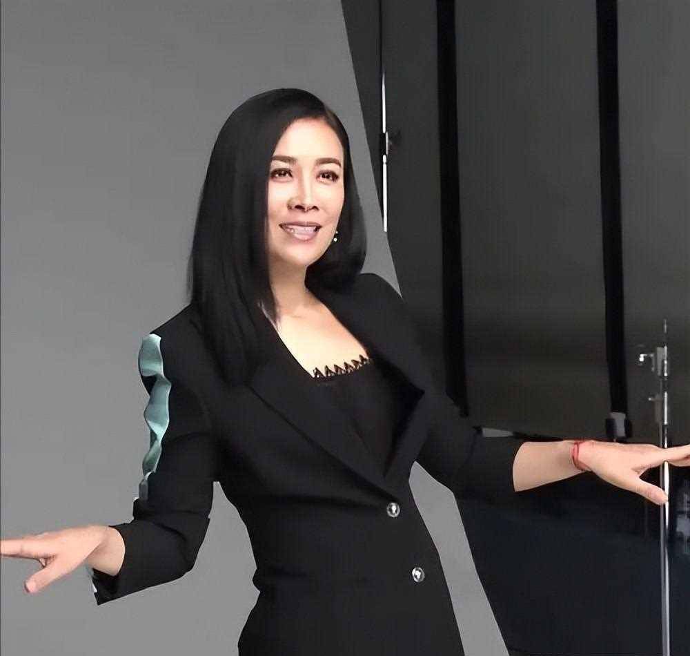 张艺谋这招太狠了,章子怡趁机报复_音乐_明星_舞台